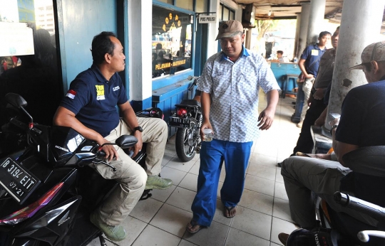 Jelang mudik, petugas tes urine sopir bus di Terminal Depok