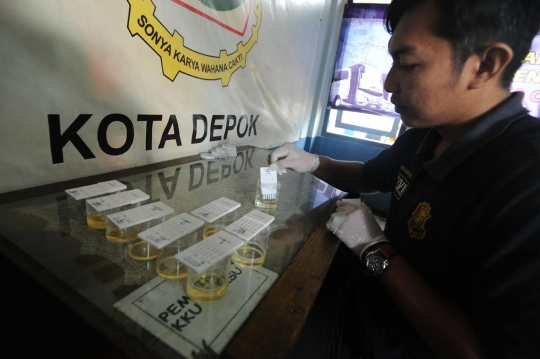 Jelang mudik, petugas tes urine sopir bus di Terminal Depok