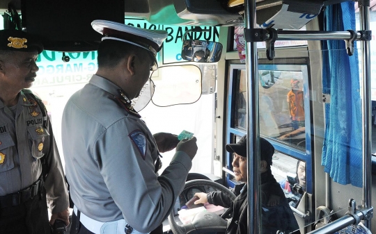 Jelang mudik, petugas tes urine sopir bus di Terminal Depok