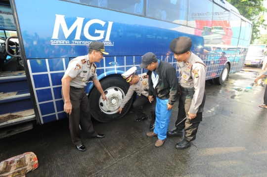 Jelang mudik, petugas tes urine sopir bus di Terminal Depok