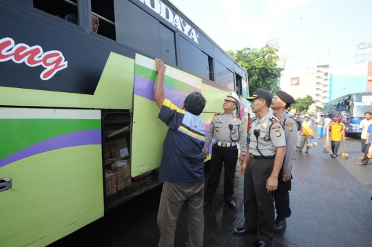 Jelang mudik, petugas tes urine sopir bus di Terminal Depok