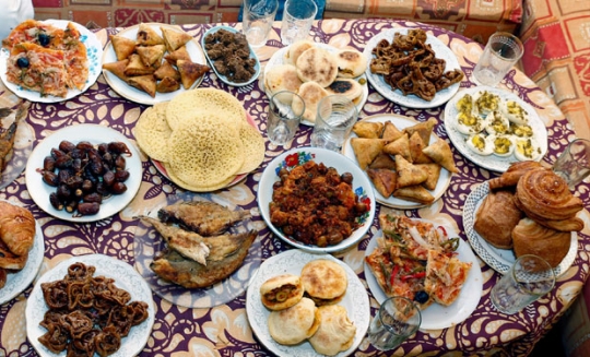 Seperti ini hidangan berbuka keluarga muslim di berbagai negara