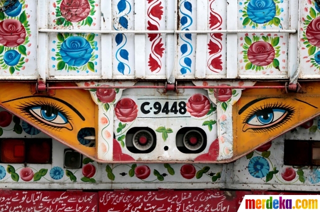 Foto Keunikan truk  truk  di Pakistan bak galeri seni 