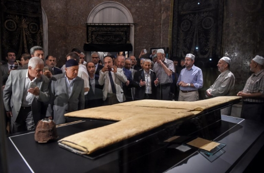 Melihat lebih dekat jubah suci Nabi Muhammad SAW di Istanbul