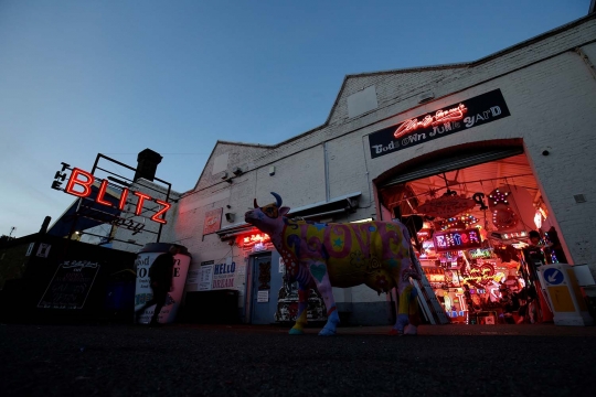 Warna-warni kafe sejuta neon di London