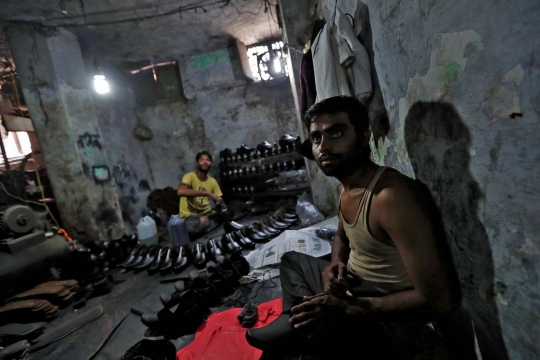 Menelusuri pabrik sepatu bawah tanah di India