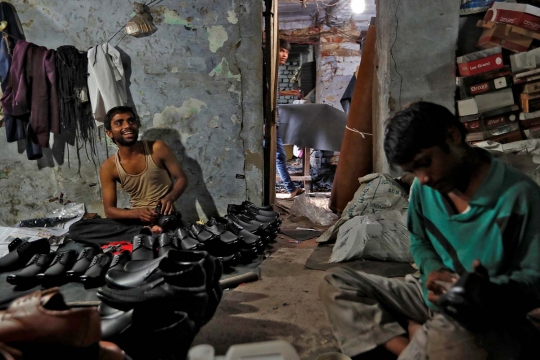 Menelusuri pabrik sepatu bawah tanah di India