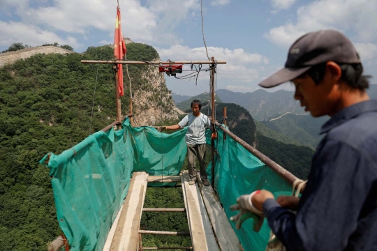 Memantau renovasi bagian Tembok Besar China yang rusak parah