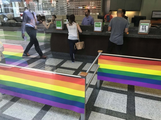 Warna-warni bank LGBT di Kanada