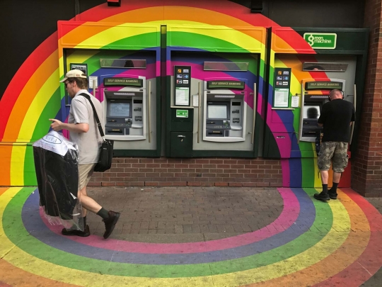 Warna-warni bank LGBT di Kanada