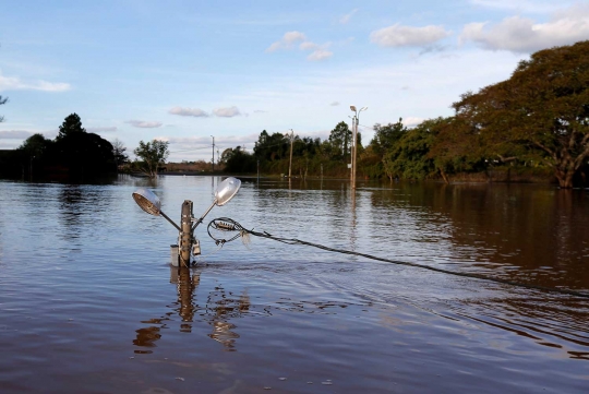 Parahnya banjir rendam Uruguay sampai tiang listrik nyaris tenggelam