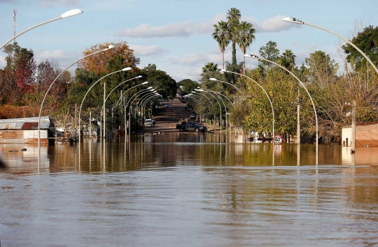 Parahnya banjir rendam Uruguay sampai tiang listrik nyaris tenggelam