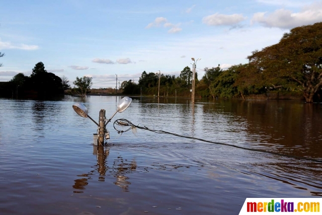  Foto Parahnya banjir rendam Uruguay sampai tiang listrik 