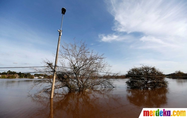  Foto Parahnya banjir rendam Uruguay sampai tiang listrik 