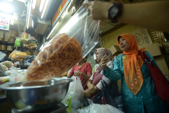 Jelang lebaran, warga serbu toko kue kering di Pasar Jatinegara