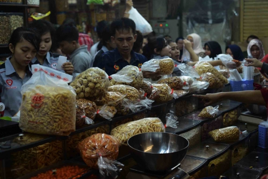 Jelang lebaran, warga serbu toko kue kering di Pasar Jatinegara