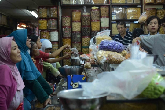 Jelang lebaran, warga serbu toko kue kering di Pasar Jatinegara