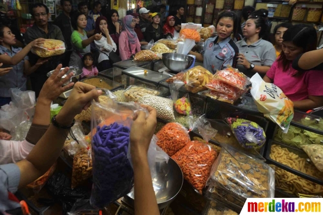 Foto : Jelang lebaran, warga serbu toko kue kering di 