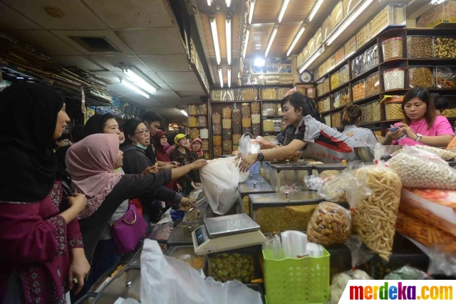 Foto : Jelang lebaran, warga serbu toko kue kering di 