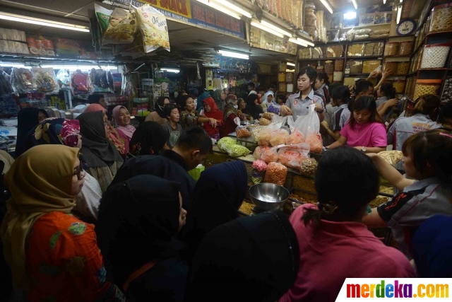 Foto : Jelang lebaran, warga serbu toko kue kering di 