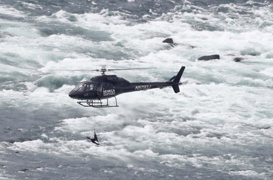 Akrobat maut di atas Air Terjun Niagara