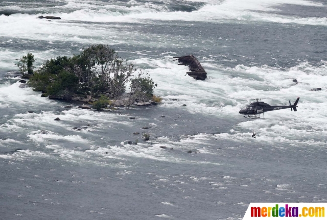 Foto : Akrobat maut di atas Air Terjun Niagara merdeka.com