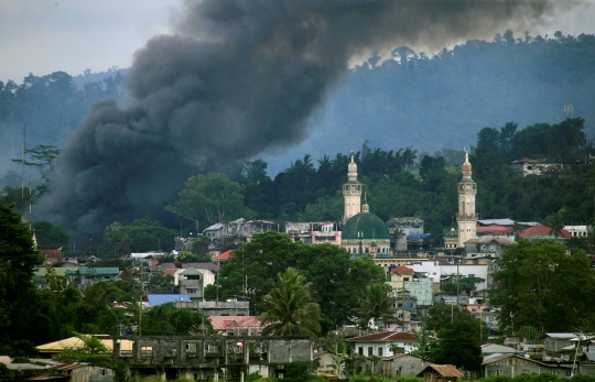 Serangan darat dan udara terus gempur 2 kelompok pro ISIS di Marawi