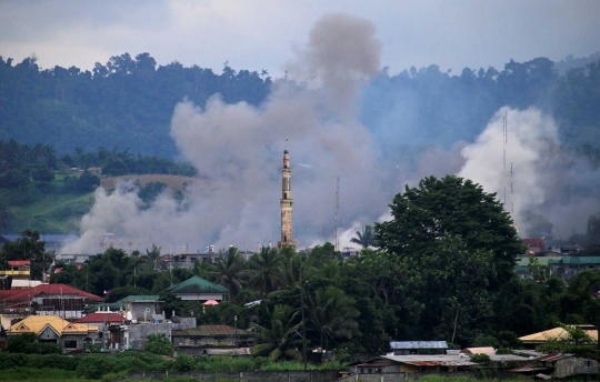 Serangan darat dan udara terus gempur 2 kelompok pro ISIS di Marawi