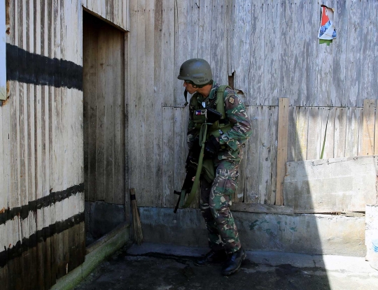 Tentara Filipina lacak rumah kelompok Maute