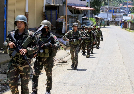 Tentara Filipina lacak rumah kelompok Maute