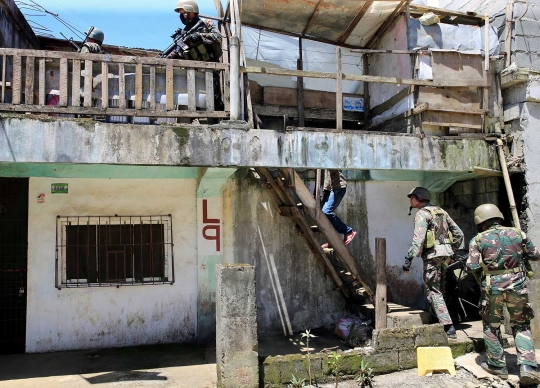 Tentara Filipina lacak rumah kelompok Maute