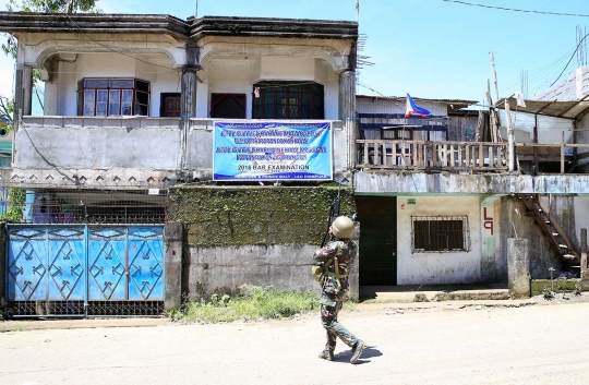 Tentara Filipina lacak rumah kelompok Maute