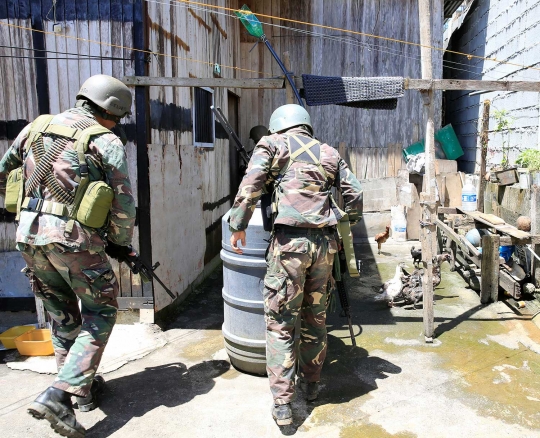 Tentara Filipina lacak rumah kelompok Maute
