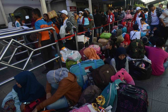 H-7 Lebaran, ribuan pemudik mulai padati Stasiun Pasar Senen