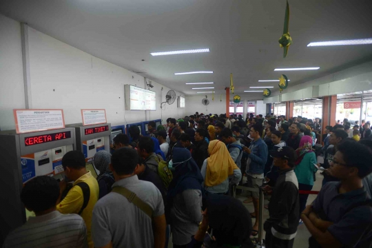 H-7 Lebaran, ribuan pemudik mulai padati Stasiun Pasar Senen