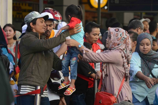 H-7 Lebaran, ribuan pemudik mulai padati Stasiun Pasar Senen