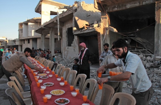 Potret miris warga Suriah buka bersama di tengah reruntuhan