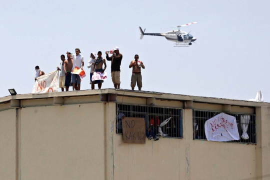 Kerusuhan pecah di penjara Meksiko, napi hingga naik ke atap