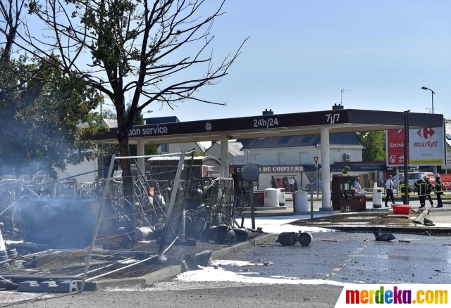 Foto : Stasiun bahan bakar gas kebakaran, belasan mobil 