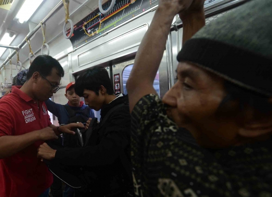 Polisi gelar razia narkoba di dalam gerbong KRL Commuter line