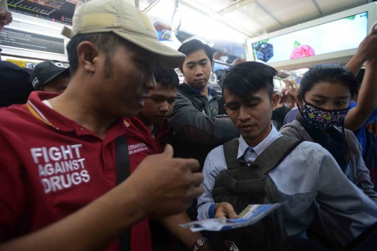 Polisi gelar razia narkoba di dalam gerbong KRL Commuter line