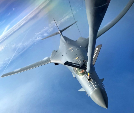 Aksi Bomber AS B-1B Lancer isi bensin di wilayah udara Laut China