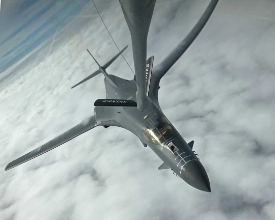 Aksi Bomber AS B-1B Lancer isi bensin di wilayah udara Laut China
