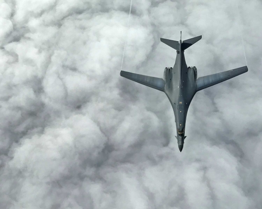 Aksi Bomber AS B-1B Lancer isi bensin di wilayah udara Laut China
