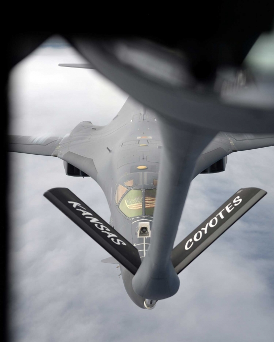 Aksi Bomber AS B-1B Lancer isi bensin di wilayah udara Laut China