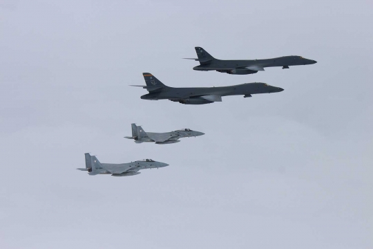 Aksi Bomber AS B-1B Lancer isi bensin di wilayah udara Laut China