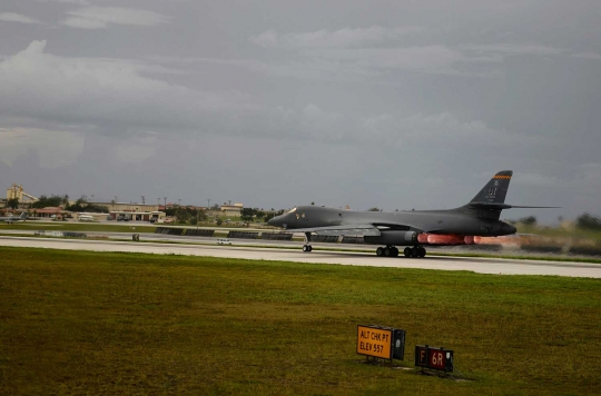 Aksi Bomber AS B-1B Lancer isi bensin di wilayah udara Laut China