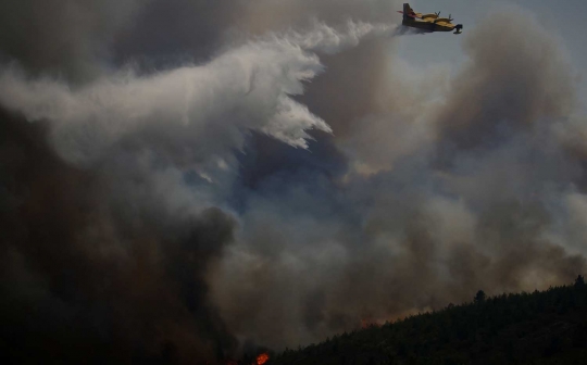 Aksi pesawat-pesawat pemadam saat kebakaran hutan di Portugal