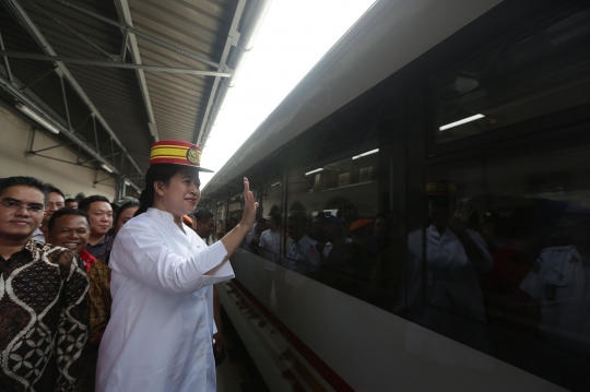 Pakai topi masinis, Puan lepas mudik gratis di Stasiun Senen
