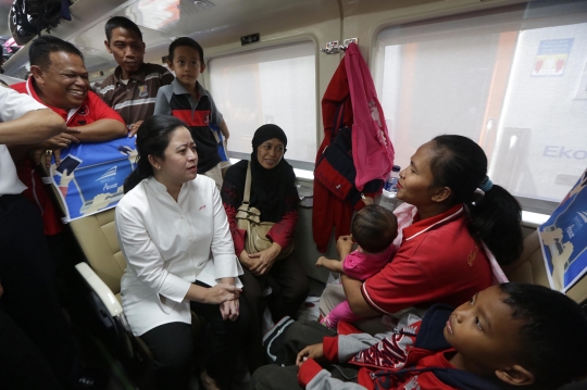 Pakai topi masinis, Puan lepas mudik gratis di Stasiun Senen